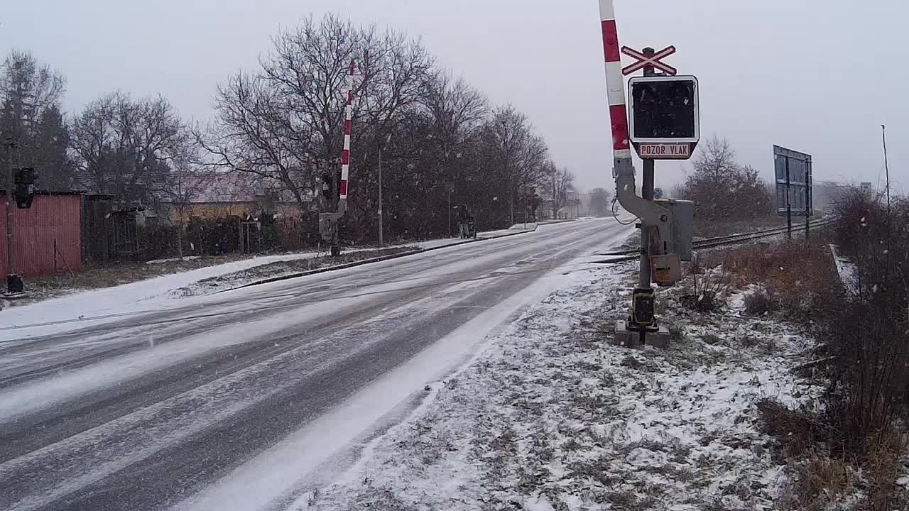 Silnice je zasněžená, to není pro některé řidiče moc dobré.